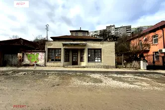 Къща в Габрово, Младост