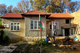 Къща в Раз, Промишлена зона - Запад