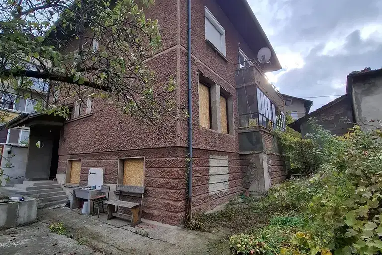House in Pernik, Ralica