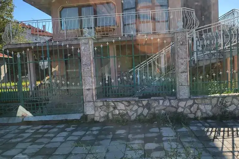Къща в Русе, Родина 3
