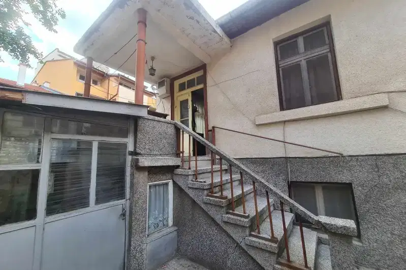 Къща в Хасково, Училищни