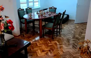 Къща в Раз, Варош