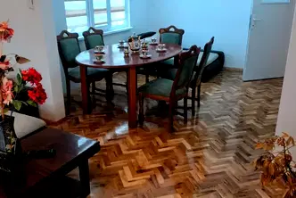 Къща в Раз, Варош