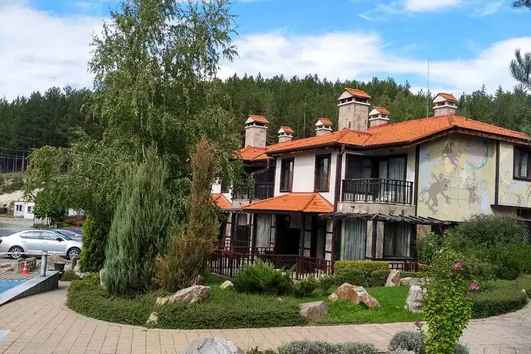 Къща с 3 стаи в Добринище с панорамна веранда в затворен комплекс