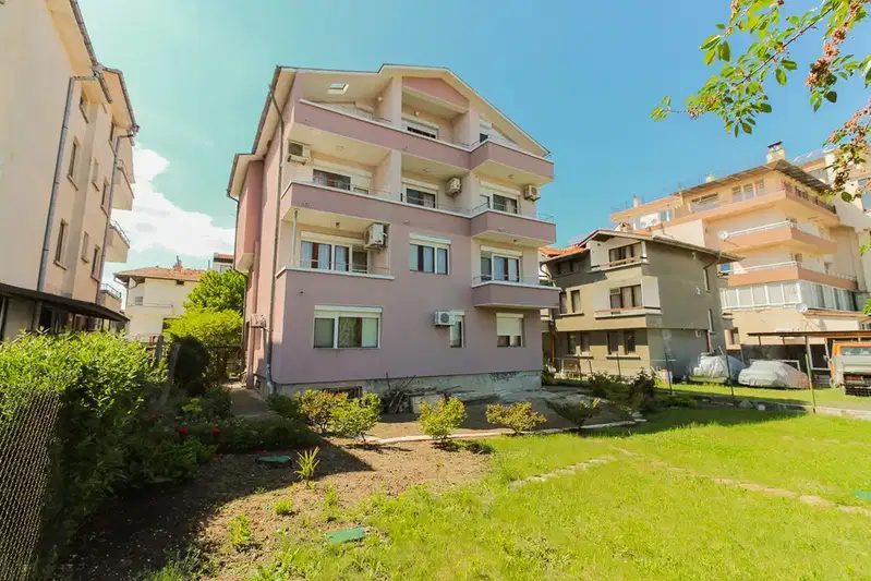 House with 15 rooms and an apartment in Chernomorets with parking spaces