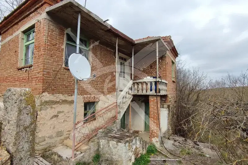 Къща с двор в с. Драка, област Бургас