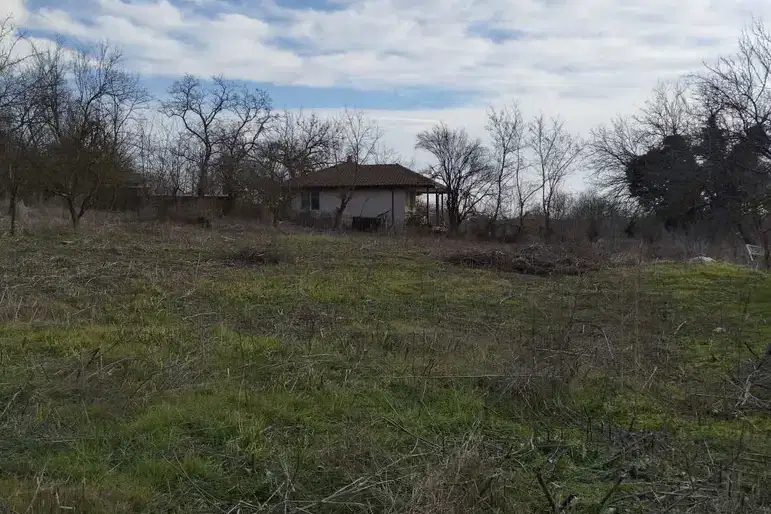 Едноетажна къща с двор в с. Ливада, област Бургас