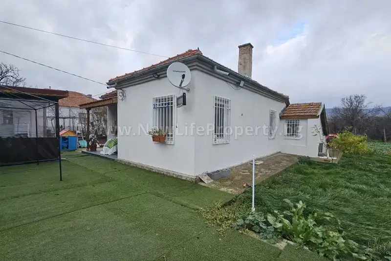 Едноетажна къща с 3 спални в село Оризаре, басейн