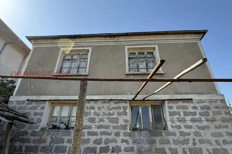 Двуетажна къща с двор в с. Росен, област Бургас