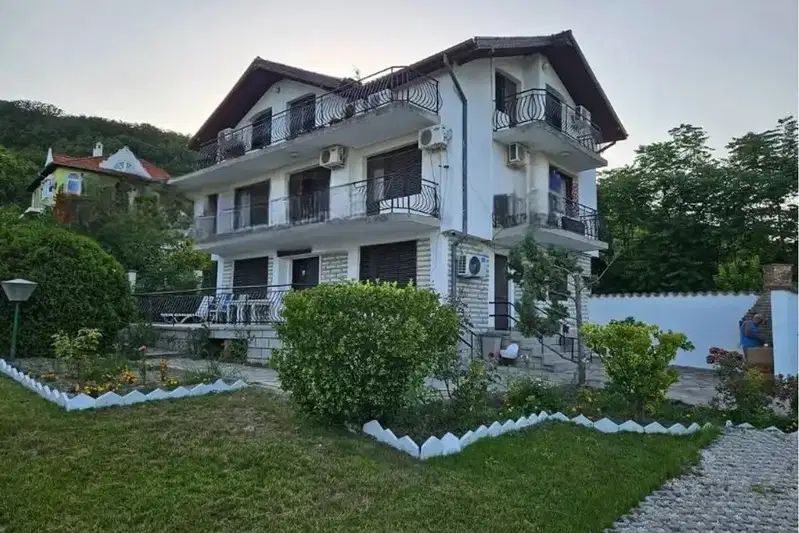 Къща с 9 спални и морска панорама в Балчик
