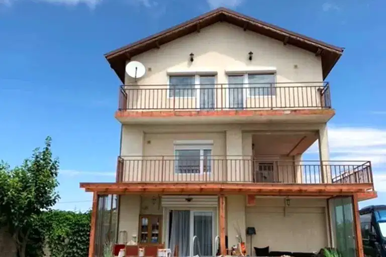 House in Oblast Dobrich, Bojurec
