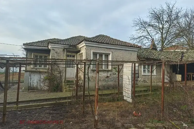 House in Oblast Dobrich, Karapelit