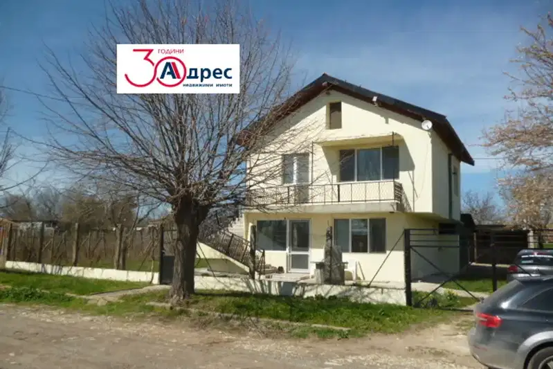 Двуетажна къща с 3 спални в с. Карапелит, област Добрич