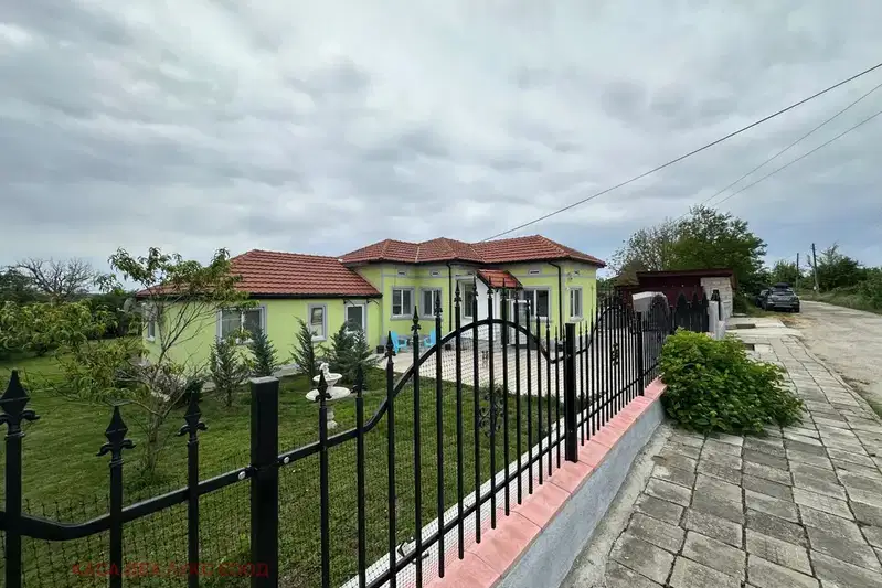 Къща с 3 спални в с. Нова Камена, обл. Добрич, с голям двор