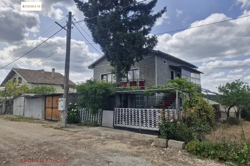 Къща с 4 стаи и гаражи в с. Приморци, обл. Добрич