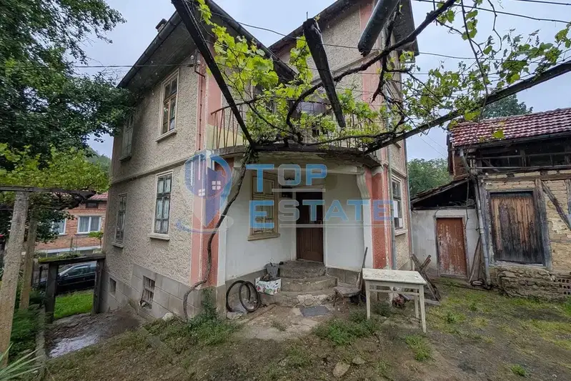Двуетажна тухлена къща с голям двор в Плачковци, област Габрово