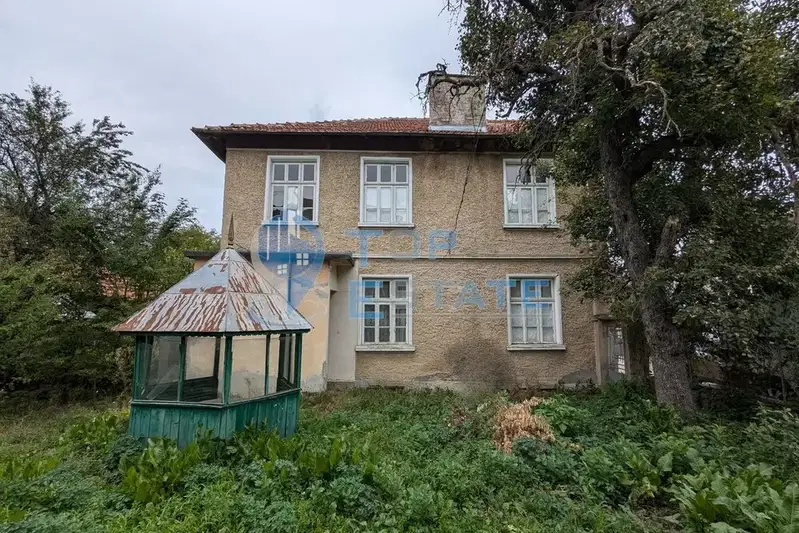 Двуетажна къща с голям двор в Плачковци, област Габрово
