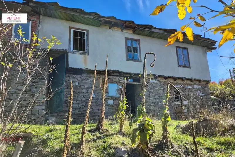 Къща с 3 спални и каменна плевня в с. Иглика, Габрово
