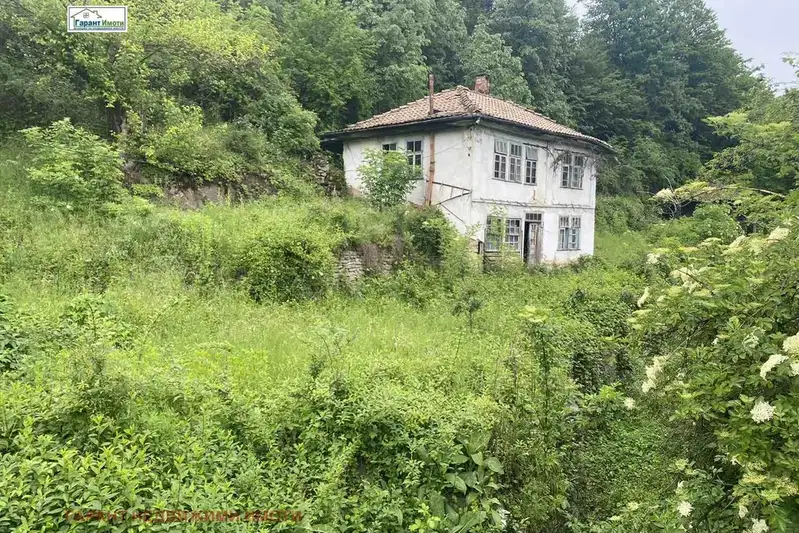 Къща с 2 етажа в с. Жълтеш, област Габрово, с голям двор