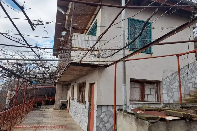 Двуетажна къща с двор в с. Рязковци, област Габрово