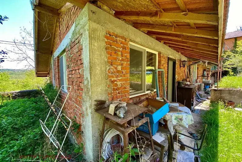 Къща с 2 части и голям двор в с. Шарани, област Габрово
