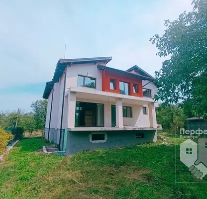 Снимка 2 — Просторна къща с 5 спални в с. Стоевци, област Габрово