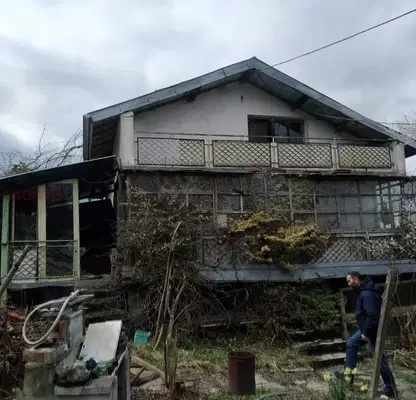 Снимка 2 — Къща с 4 стаи в с. Янковци, област Габрово, с голям двор