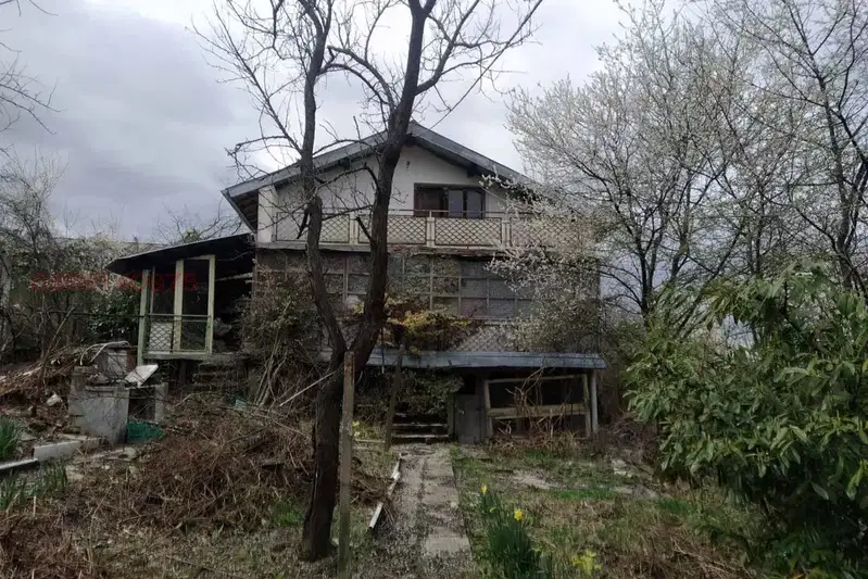 Къща с 4 стаи в с. Янковци, област Габрово, с голям двор