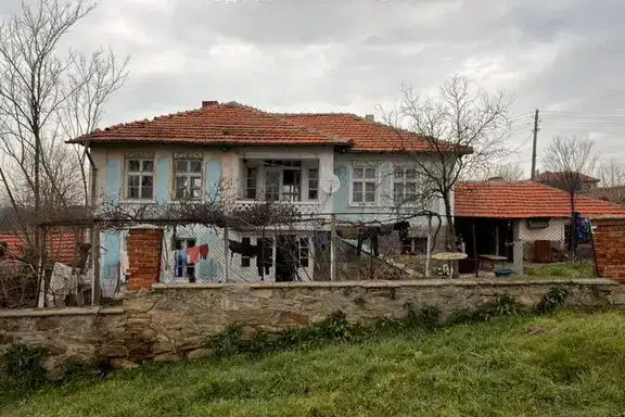 Двуетажна къща с голям двор в с. Елена, област Хасково