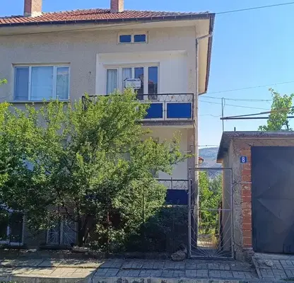 Снимка 2 — Двуетажна къща с гараж в кв. Изгрев, Крумовград