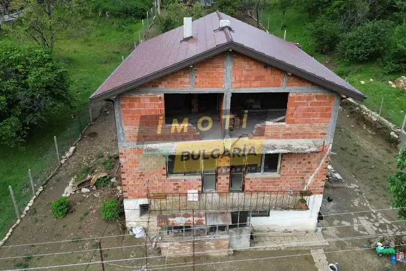 House with 9 rooms and yard in Chilik village, Kardzhali region