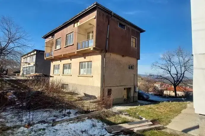 Самостоятелна къща с 9 стаи в с. Звездел, област Кърджали