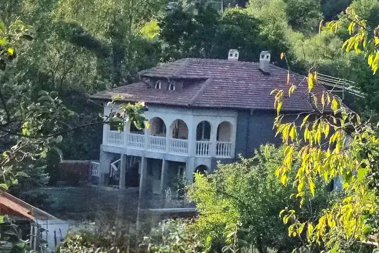 Просторна къща с големи тераси в с. Бабинска река, обл. Кюстендил