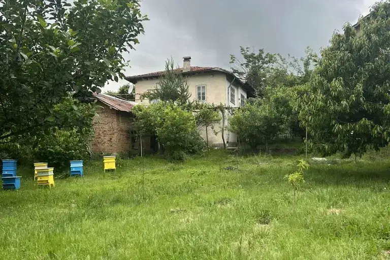Къща с 4 стаи и двор в с. Бадино, област Кюстендил