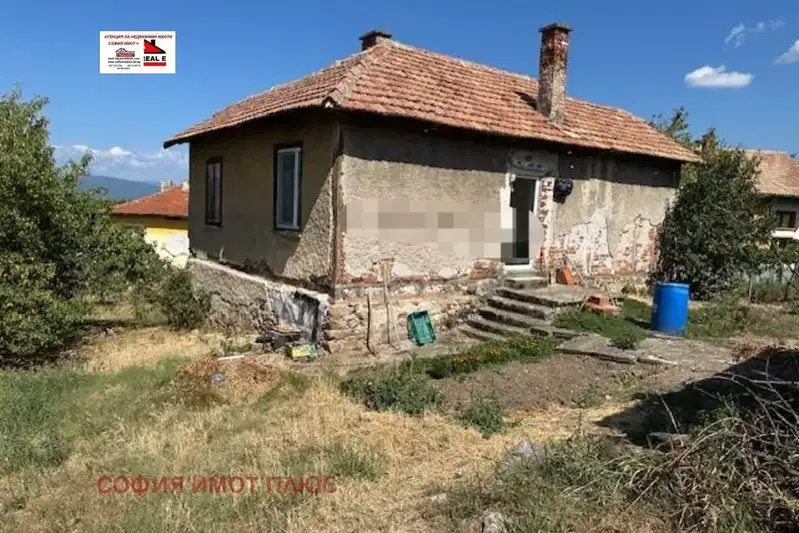 Къща с 2 стаи в с. Дворище, област Кюстендил, с двор