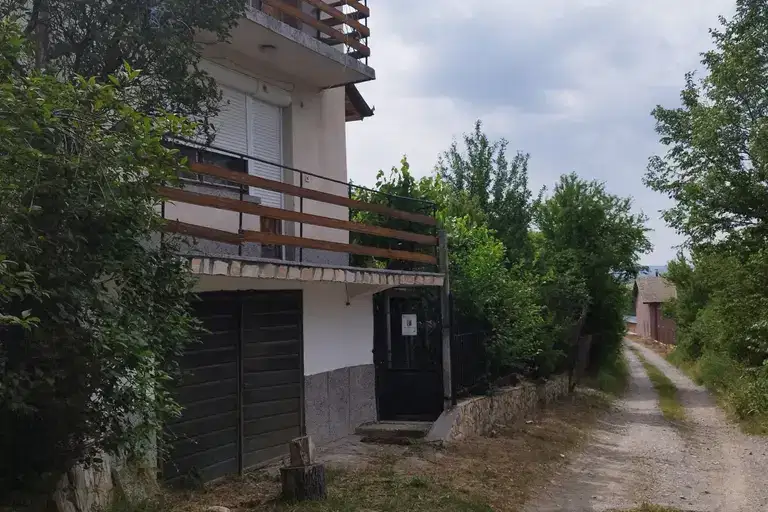 Самостоятелна къща с гараж в с. Новоселяне, област Кюстендил