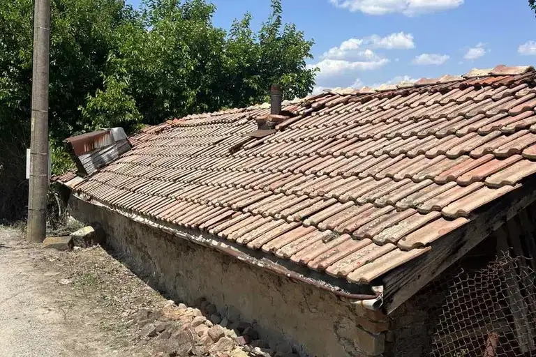 Къща с 5 стаи и голям двор в с. Шатрово, обл. Кюстендил