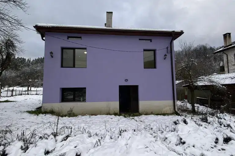 House in Oblast Lovech, Aprilci