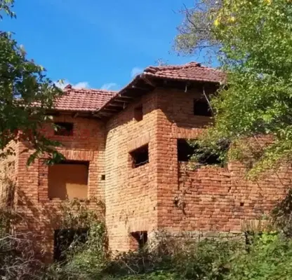 Снимка 4 — Къща с двор в гр. Априлци с панорамна гледка към Стара планина
