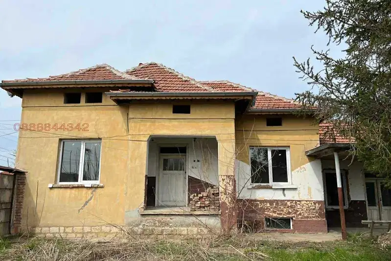 Къща с 3 постройки в гр. Летница, област Ловеч