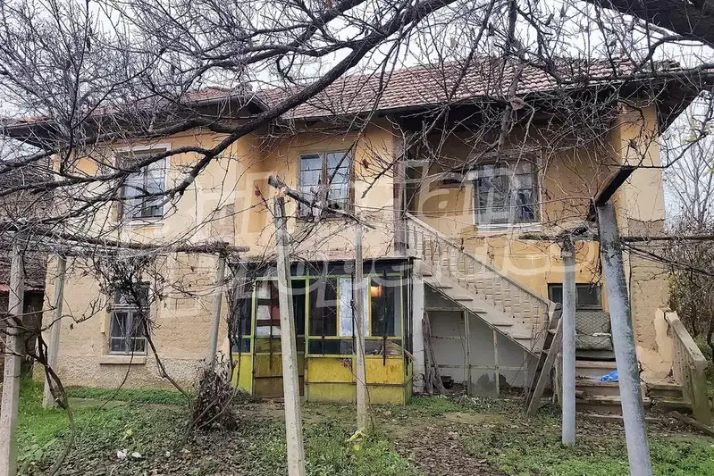 Двуетажна къща с двор в с. Александрово, област Ловеч