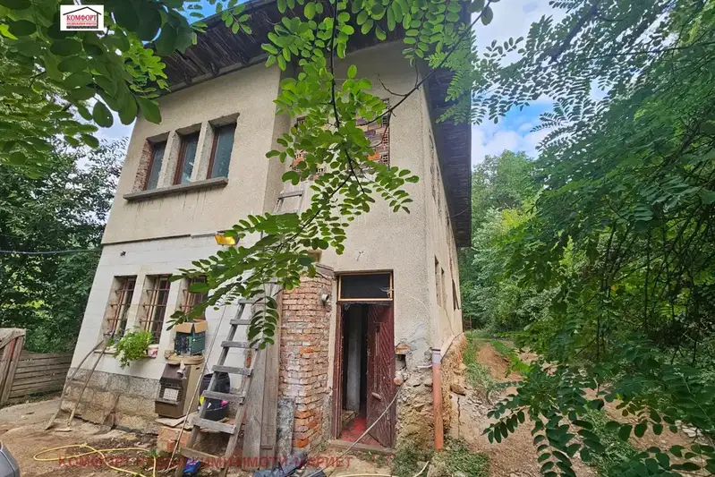 Къща с 2 етажа в с. Гложене, област Ловеч, с потенциал