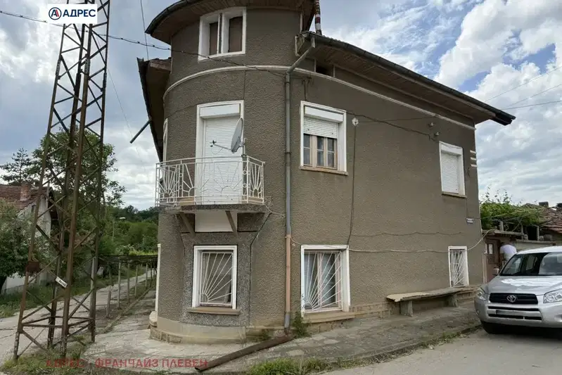 Двуетажна къща с 3 спални в с. Гостиня, обл. Ловеч