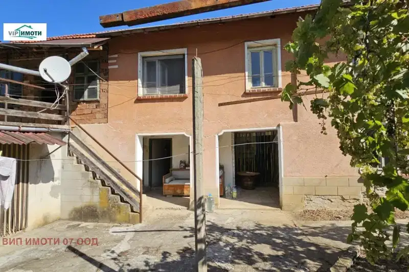 Къща в Ловеч, с. Гостиня