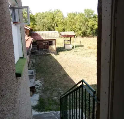 Снимка 4 — Двуетажна къща с двор в центъра на с. Радювене, обл. Ловеч