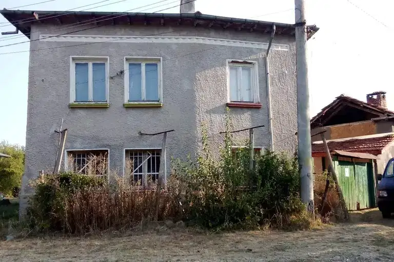 Двуетажна къща с двор в центъра на с. Радювене, обл. Ловеч
