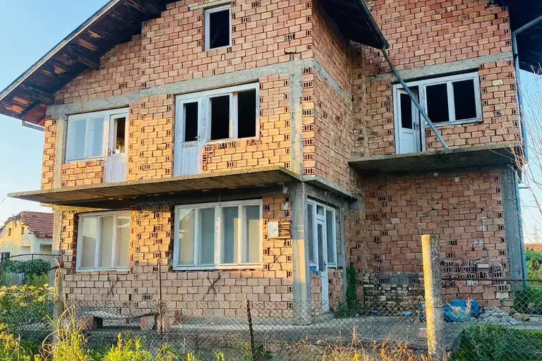 Къща с 5 стаи в с. Торос, област Ловеч, с двор