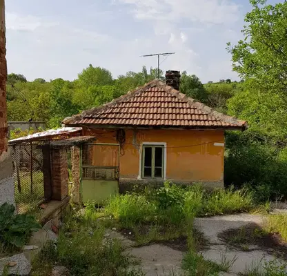 Снимка 2 — Къща в Ловеч, с. Владиня
