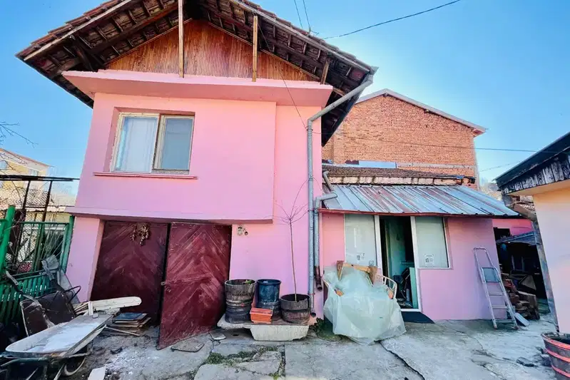 House in Oblast Montana, Lom