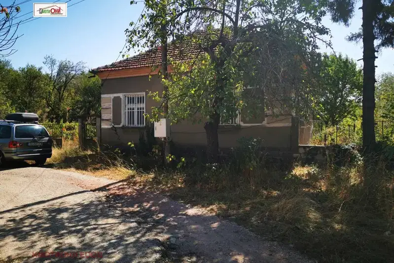 Къща с 2 спални в центъра на с. Бъзовец, област Монтана